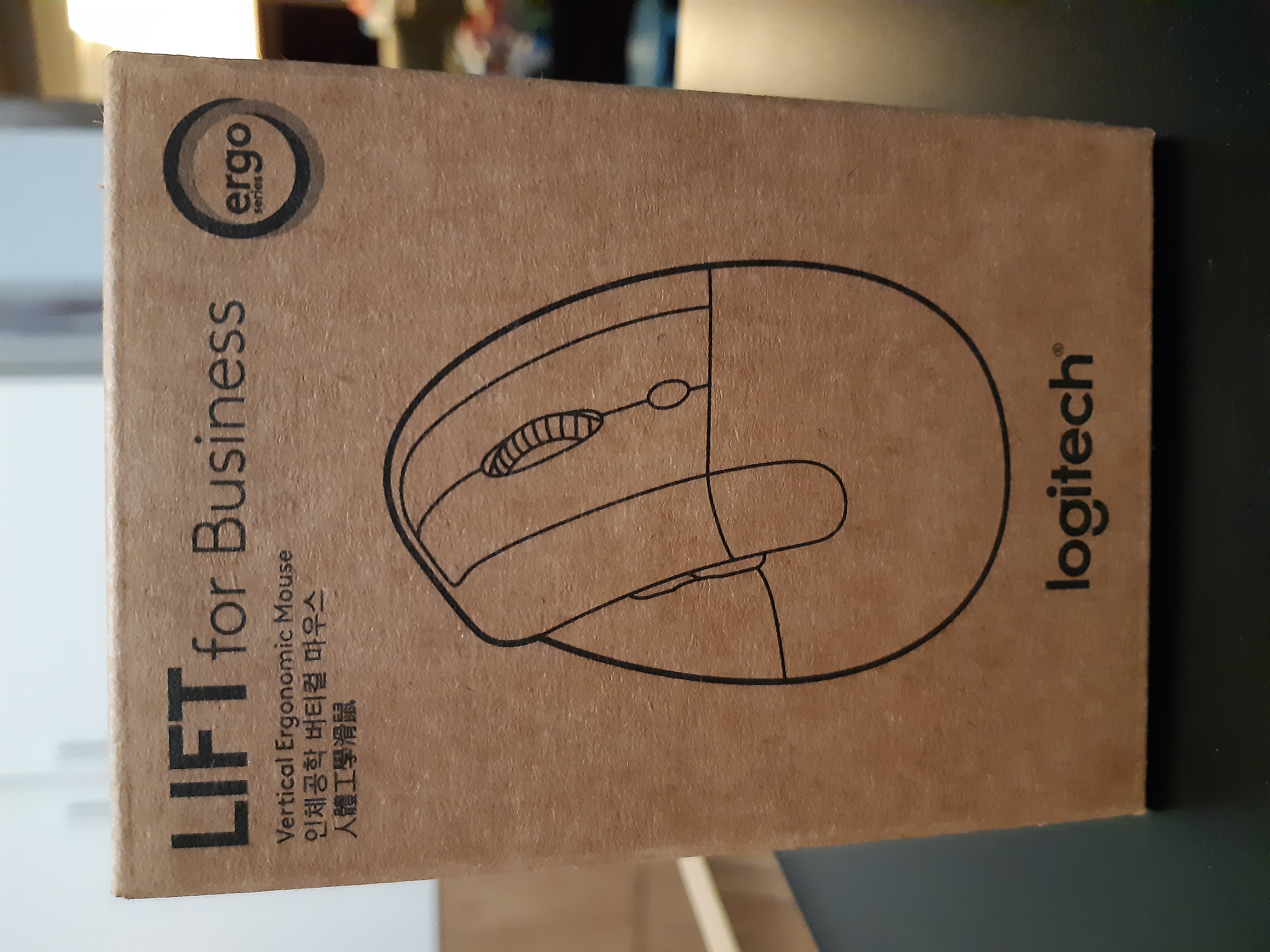 【開箱】羅技 Lift 人體工學垂直滑鼠