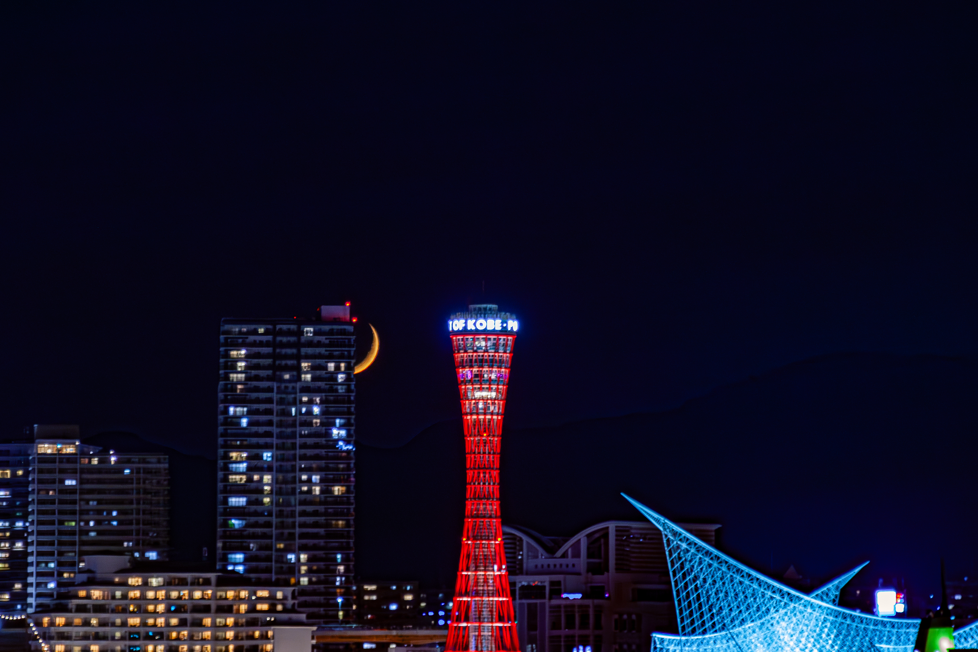 神戶港燈塔與月亮